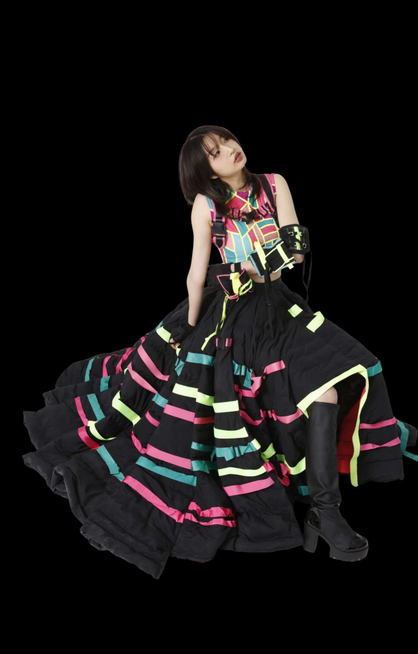 Look 01 seated, skirt spread